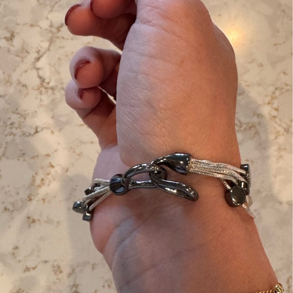 Elegant Silver and Black Beads Bracelet - Picture 2 of 8